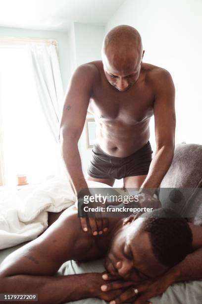 同性戀夫婦按摩男友 - tantra massage 個照片及圖片檔