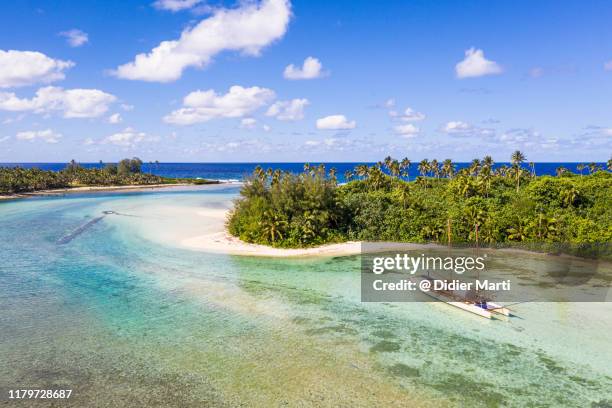sailboat in the idyllic muri lagoon in rarotonga in the cook islands in polynesia south pacific - cookeilanden stockfoto's en -beelden