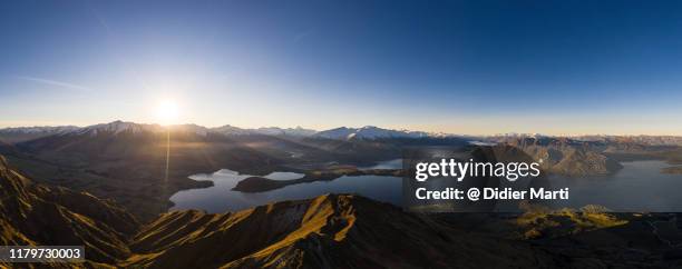 panorama of sunset over the stunning lake wanaka in new zealand south island. - otago peninsula stock pictures, royalty-free photos & images