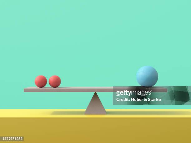 seesaw with concrete spheres - scales balance 個照片及圖片檔