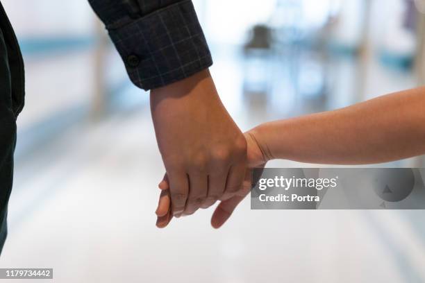 padre sosteniendo la mano de su hija en el hospital - hospital infantil fotografías e imágenes de stock