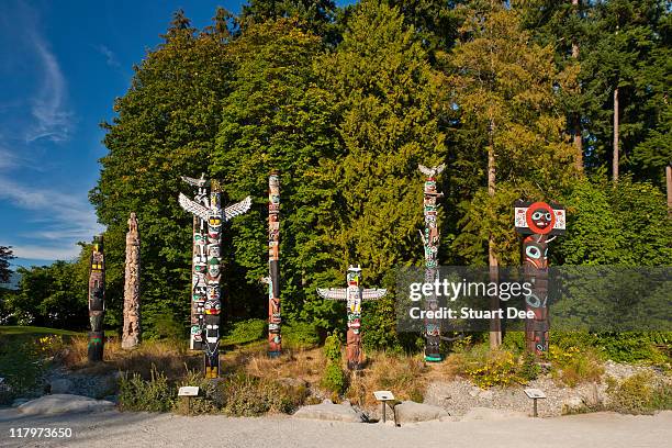 totem poles, stanley park, vancouver, bc, canada - tótem fotografías e imágenes de stock