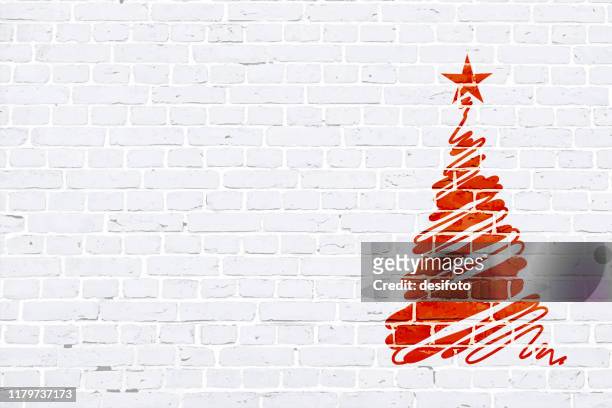 vektor-illustration eines kreativen rot gefärbten weihnachtsbaum scribcribled durch freie hand zeichnung über weißen ziegelwand xmas hintergrund. - graffiti on brick wall stock-grafiken, -clipart, -cartoons und -symbole