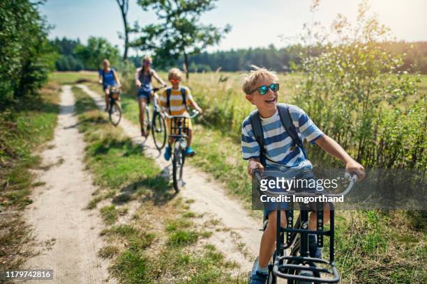 famiglia che si gode un viaggio in bicicletta - scena rurale foto e immagini stock