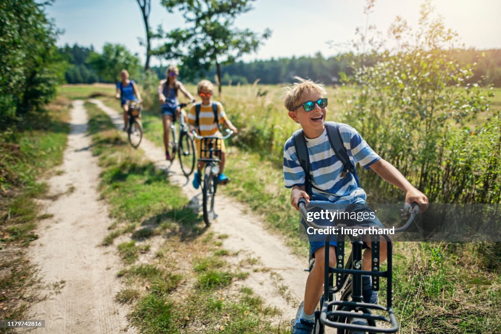 自転車旅行を楽しむ家族