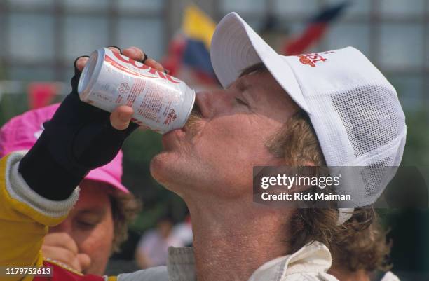 Acteur américain Chuck Norris participe à une course de offshores au profit de la recherche pour le cancer. Ici en train de boire une canette de...