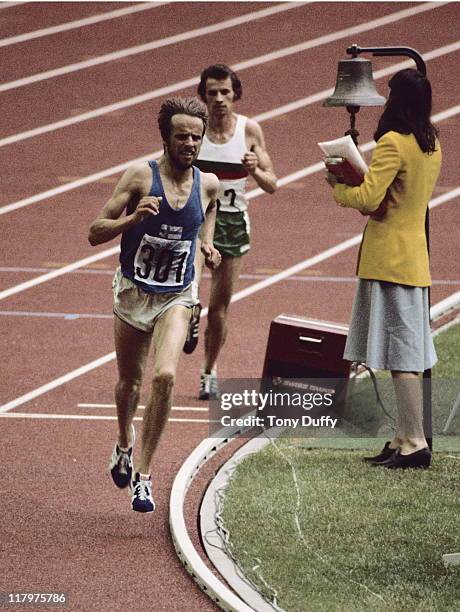 Lasse Viren of Finland leads Carlos Lopes of Portugal during the Men's 10,000 metres on 26th July 1976 during the XXI Olympic Games at the Olympic...