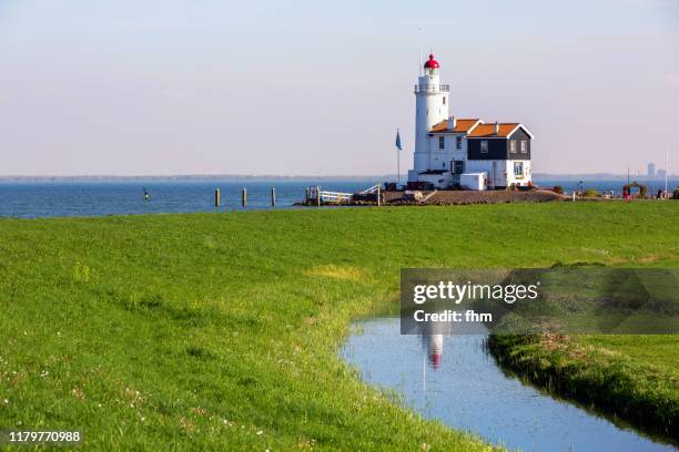 lighthouse paard van marken (marken, netherlands) - ijsselmeer stock pictures, royalty-free photos & images