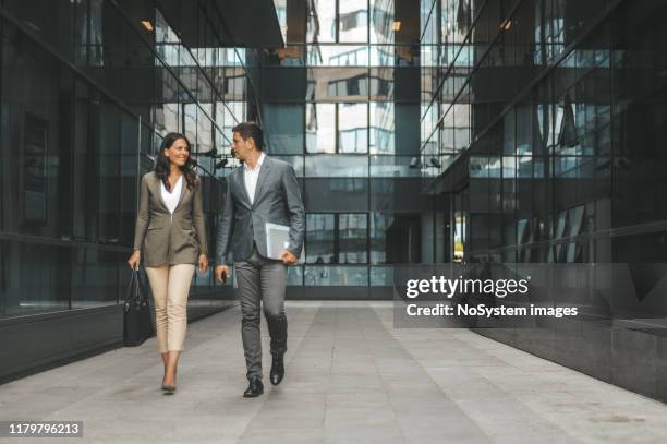 zaken paar voor het kantoorgebouw - business couple stockfoto's en -beelden