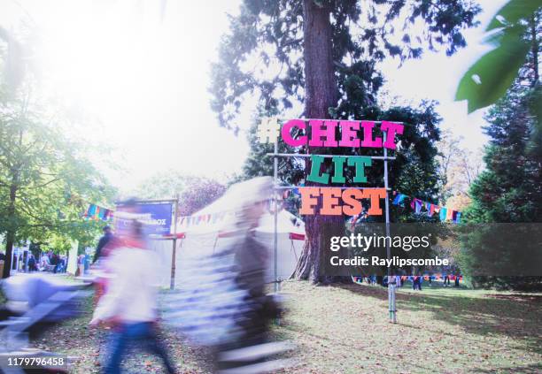 mensen die aankomen buiten het beroemde cheltenham literature festival, dat een aantal lezingen en seminars organiseert van wereldberoemde schrijvers, acteurs, dichters en politici. - cheltenham literature festival stockfoto's en -beelden