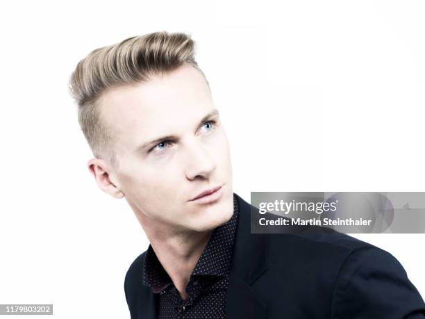 junger blonder mann im business anzug - portrait mann business stock pictures, royalty-free photos & images