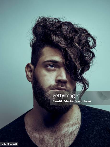 junger mann mit locken frisur - mens hair model stock-fotos und bilder