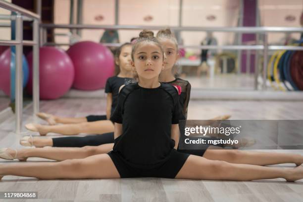 chicas jóvenes preparándose para el entrenamiento de ballet en interiores - gimnasia rítmica fotografías e imágenes de stock