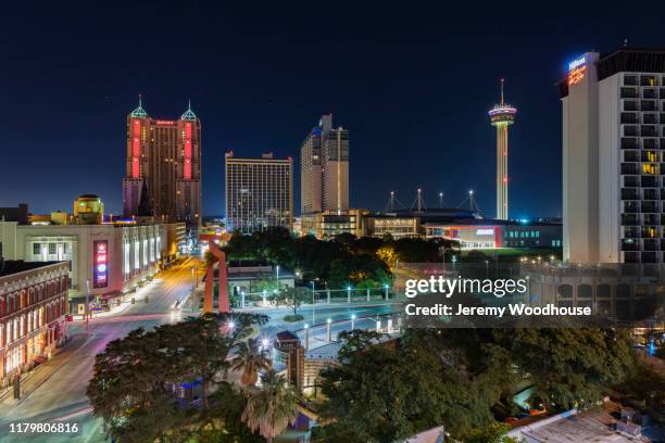 elevated view of the san antonio skyline at dawn - caminho do rio san antonio - fotografias e filmes do acervo