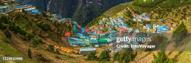 namche bazaar sherpa trading post village panorama teahouse lodges nepal - bazar namche imagens e fotografias de stock