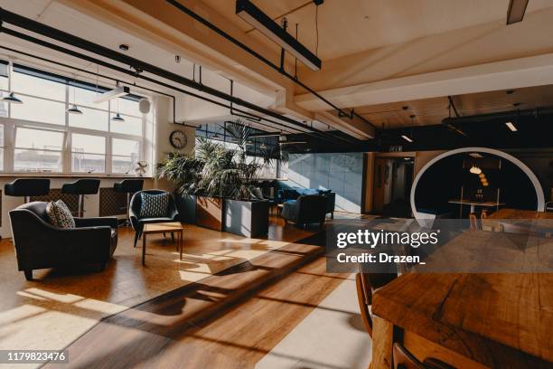 negocio moderno - interior de coworking - tapacubos fotografías e imágenes de stock