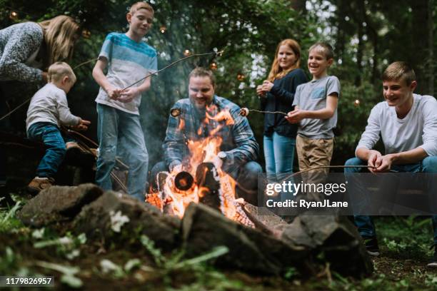 familienspaß rund um spazizamammitieren mit musik und essen - smore stock-fotos und bilder