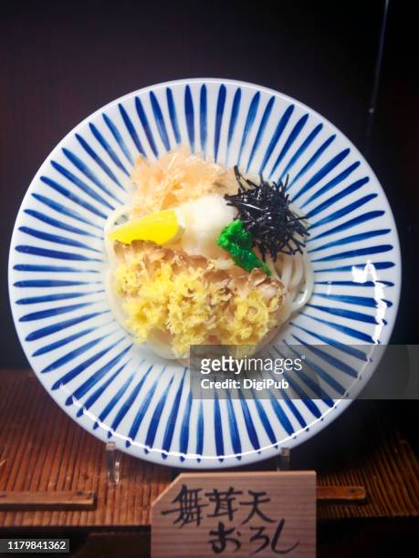 maitake mushroom tempura with grated daikon radish food model - klapperschwamm stock-fotos und bilder