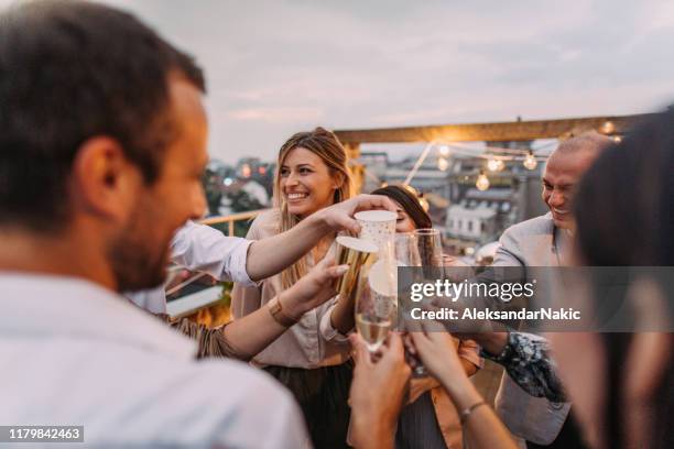das leben feiern - party champagne stock-fotos und bilder