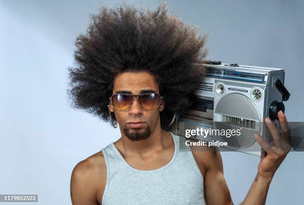 man met ghetto blaster - personal stereo stockfoto's en -beelden