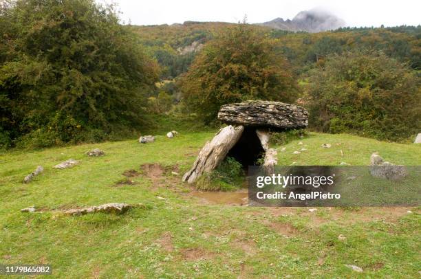 dolmen - megalithic monument - paleo imagens e fotografias de stock