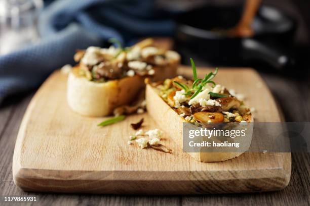 healthy wild mushroom bruschetta with feta and green pesto - sanduíche aberta imagens e fotografias de stock