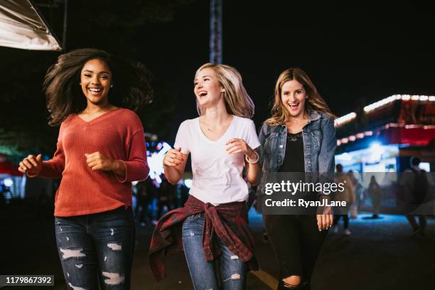 teenage women friend group genießt staatsmesse - state run stock-fotos und bilder
