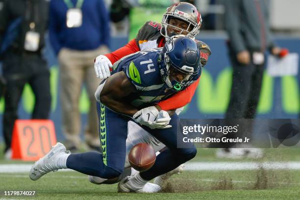 Wide receiver DK Metcalf of the Seattle Seahawks attempts to make a catch against cornerback Jamel Dean of the Tampa Bay Buccaneers at CenturyLink...