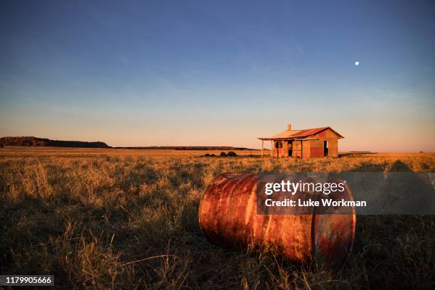 australian outback - outback queensland stock-fotos und bilder