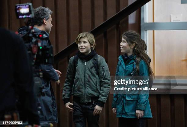 November 2019, Hamburg, Stapelfeld: Christian Theese , director, gives shooting instructions to the two actors Leander and Linda on the set of the...