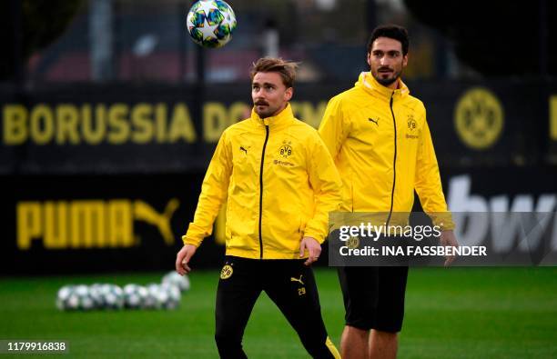 Dortmund's German defender Marcel Schmelzer and Dortmund's German defender Mats Hummels take part in a training session on the eve of the UEFA...