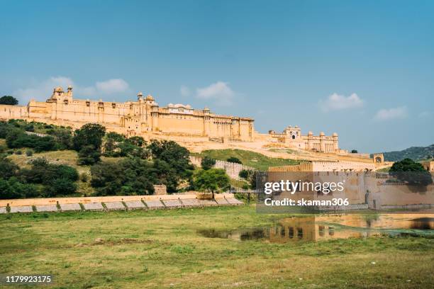 landscape of amber fort beautiful mughal palace located middle of  jaipur india - jaipur city palace stock pictures, royalty-free photos & images