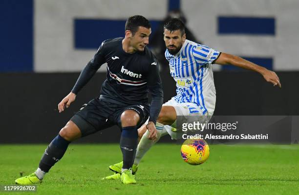 Federico Bonazzoli of UC Sampdoria competes for the ball with Nenad Tomovic of SPAL during the Serie A match between SPAL and UC Sampdoria at Stadio...