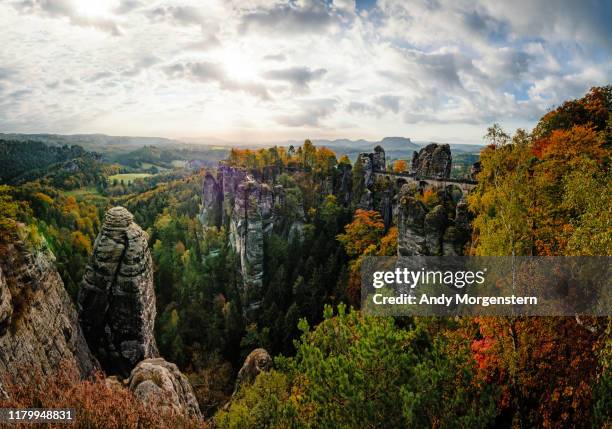 elbsandstein mountains in autumn - elbsandsteingebirge stock-fotos und bilder