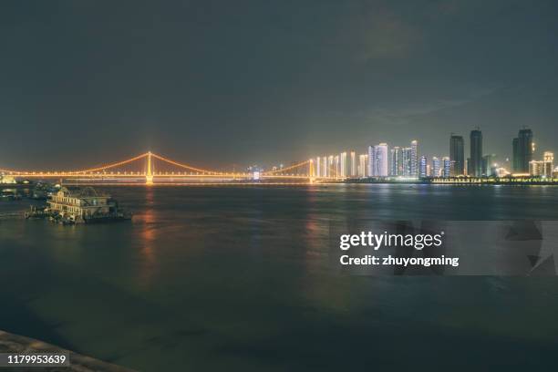 night view of wuhan yangtze river,hubei province - wuhan 個照片及圖片檔