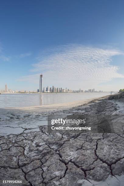 wuhan yangtze river cityscape,drought land - wuhan 個照片及圖片檔