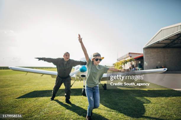 papa piloot met zijn dochter plezier door de propeller vliegtuig - propellervliegtuig stockfoto's en -beelden