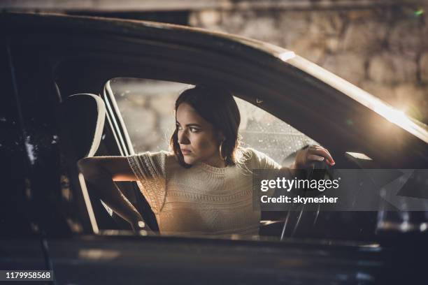 junge schöne frau parken ihr auto in umgekehrter richtung. - reversing stock-fotos und bilder