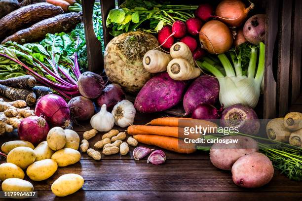 gesunde nahrung: bio-wurzeln, hülsenfrüchte und knollen stillleben. - kartoffel wurzelgemüse stock-fotos und bilder