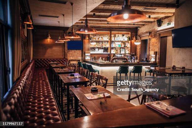 binnenkant van modern city pub - english culture stockfoto's en -beelden