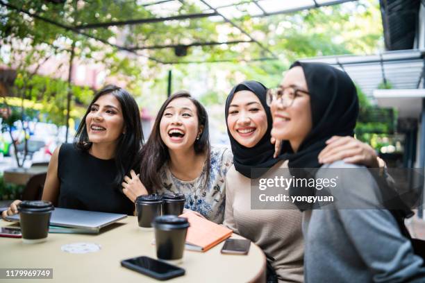 vrolijke maleisische meisjes - muslim girl stockfoto's en -beelden