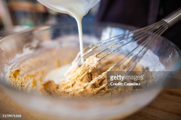 pâtisserie : mélanger une préparation à gâteau - ingredients kitchen stock-fotos und bilder