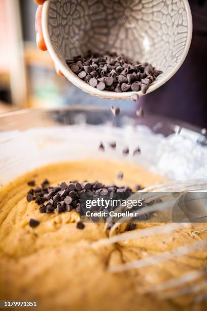 pâtisserie : verser des morceaux de chocolats - pépites stock pictures, royalty-free photos & images