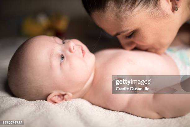 baby och mamma - massage boy bildbanksfoton och bilder