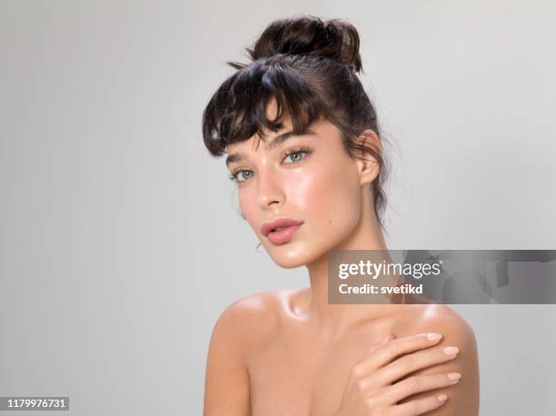 vrouw lichaamsverzorging - opgestoken haar stockfoto's en -beelden