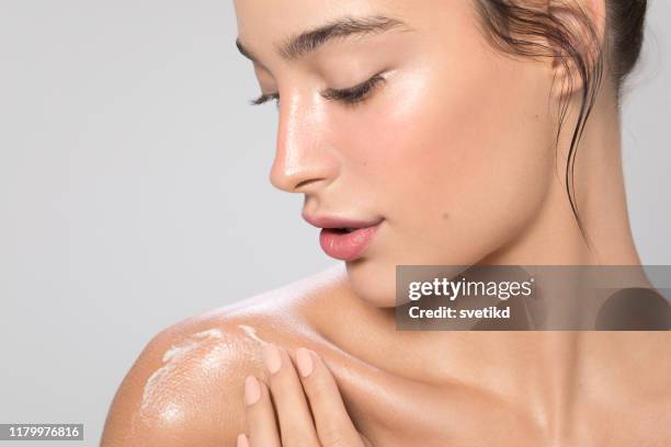 woman body care - beauty treatment imagens e fotografias de stock