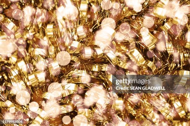 christmas gold tinsel - espumillón fotografías e imágenes de stock