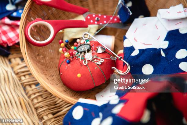 pin cushion and sewing materials - naaimand stockfoto's en -beelden