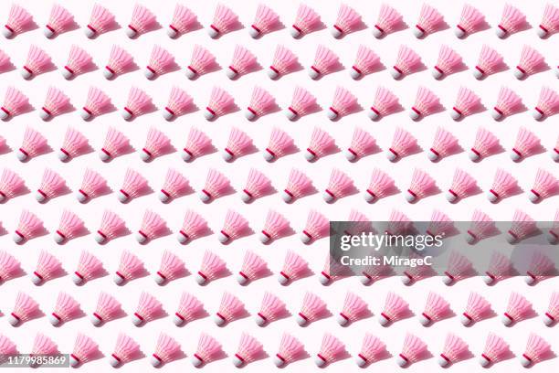 pink badminton shuttlecocks - badminton sport stockfoto's en -beelden