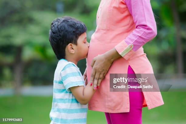 schwangere frau mit kleinkind kind im freien. stockfoto - asian mom kid kiss stock-fotos und bilder